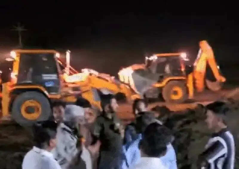 (अपडेट) मप्र के उज्जैन में खुले बोरवेल के गड्ढे में गिरा दो साल का बच्चा, बचाव अभियान जारी