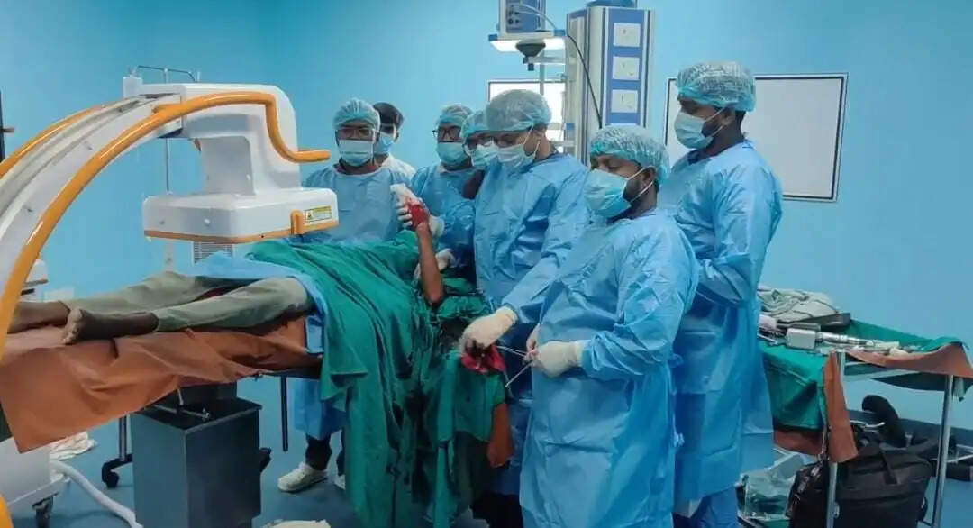 बिना चीरा लगाए टूटी हड्डी का सफल ऑपरेशन