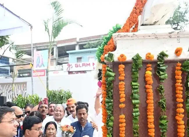 नितिन नवीन और धामी ने पंत प्रतिमा पर किया माल्यार्पण