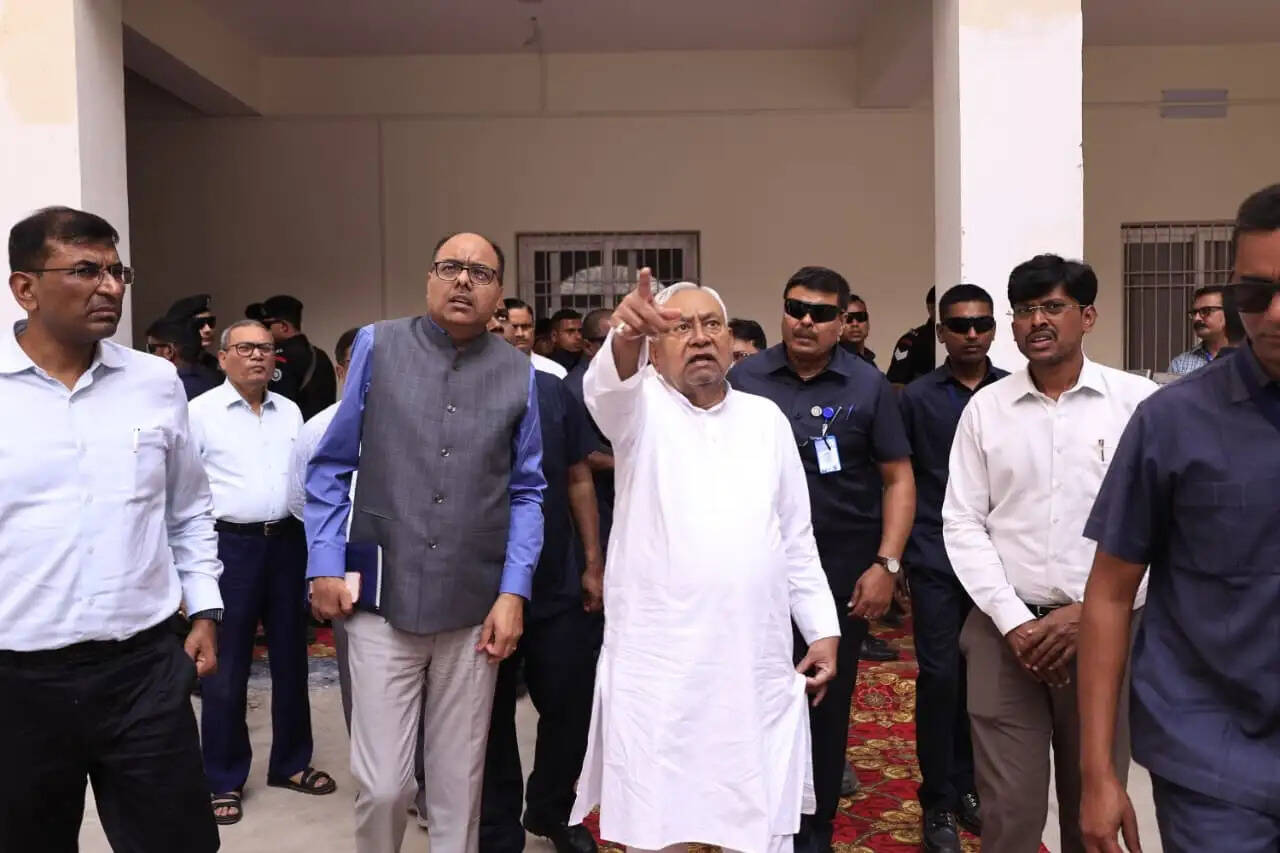 मुख्यमंत्री नीतीश कुमार ने बख्तियारपुर में विभिन्न निर्माणाधीन विकास योजनाओं का किया निरीक्षण, तेजी से कार्य पूर्ण करने का दिया निर्देश