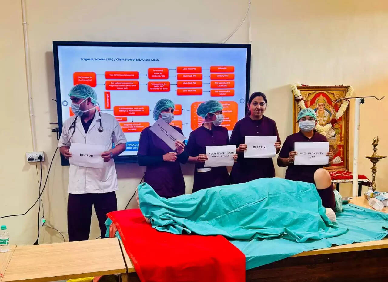 राजकीय नर्सिंग महाविद्यालय : ओरिएंटेशन कम सेंसिटाइजेशन वर्कशॉप में प्रेजेंटेशन