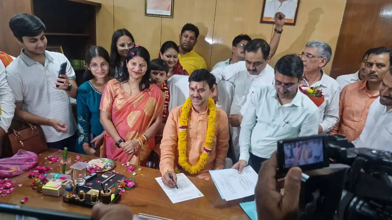 अपेक्स बैंक के प्रशासक और वेयरहाउसिंग कॉरपोरेशन अध्यक्ष ने संभाला पदभार, महापुरुषों को नमन कर की कार्य की शुरुआत