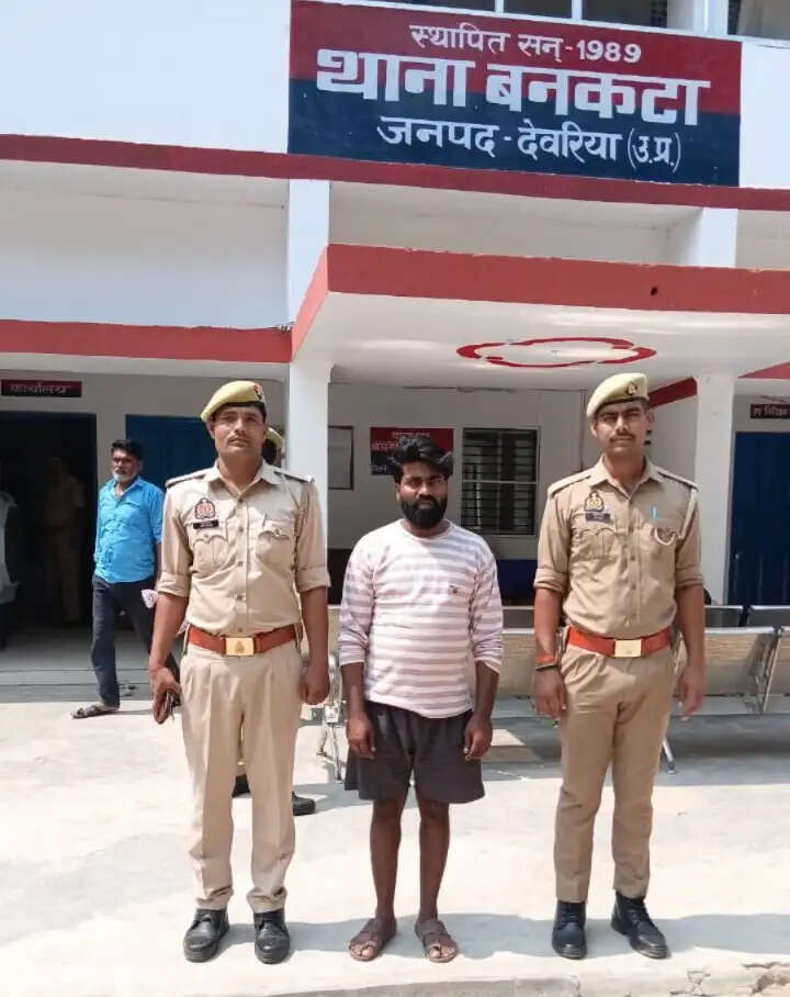 पुलिस ने दो वारंटियाें काे गिरफ्तार किया