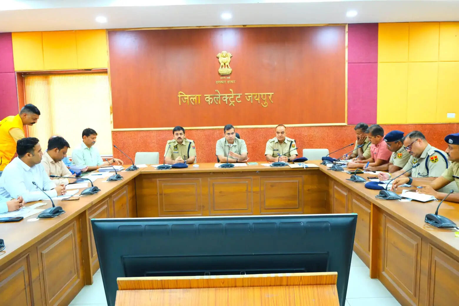 नगरीय निकाय चुनाव निष्पक्ष, निर्भीक और स्वतंत्र तरीके से कराएं: जिला निर्वाचन अधिकारी