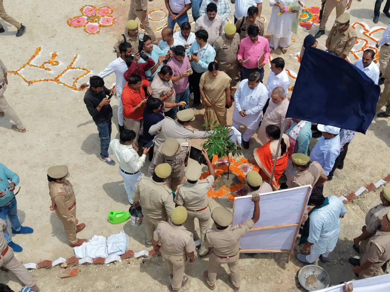 'एक पेड़ मां के नाम' अभियान के तहत औरैया में चला महावृक्षारोपण, जनप्रतिनिधियों से लेकर अधिकारियों ने लगाए पौधे