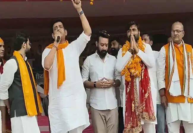 भाजपा सांसद रवि किशन ने खगड़िया में की जनसभा, राजग उम्मीवार के लिए मांगा समर्थन