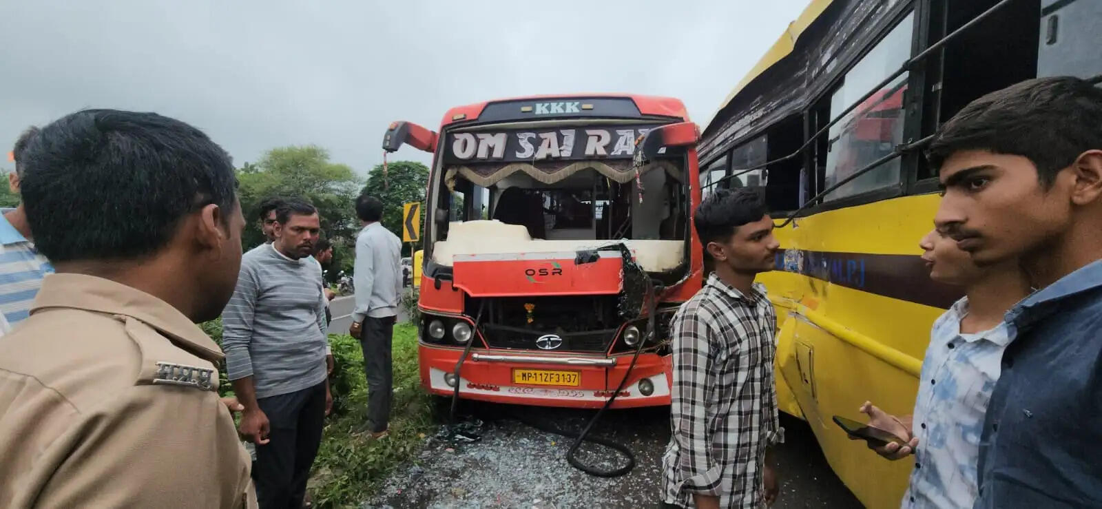धार : यात्री बस ने स्कूल बस को पीछे से मारी टक्कर, 4 स्कूली बच्चों समेत 19 घायल