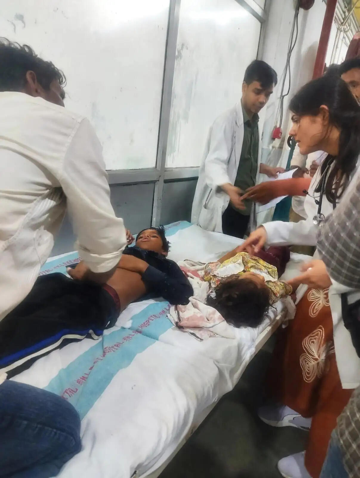 कन्याभोज में तेज रफ्तार कार ने लोगों को रौंदा,पांच बच्चों समेत सात घायल