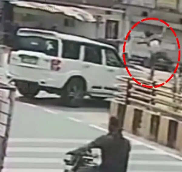 स्कार्पियाें वाहन से जा टकराई तेज रफ्तार बाइक, एक घायल