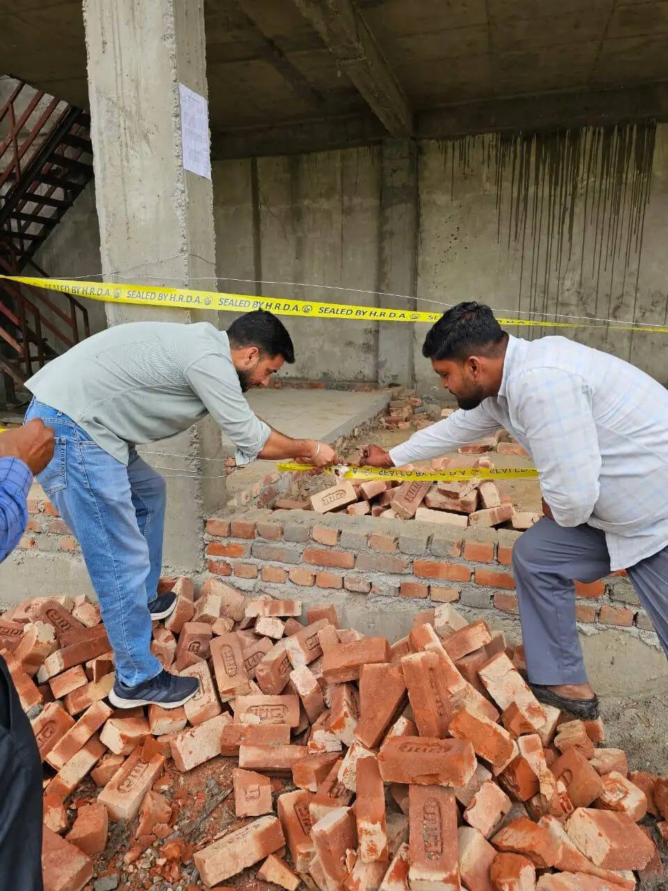 एचआरडीए ने दो अवैध कॉलोनियों पर चलाया बुलडोजर, एक आवासीय निर्माण सील