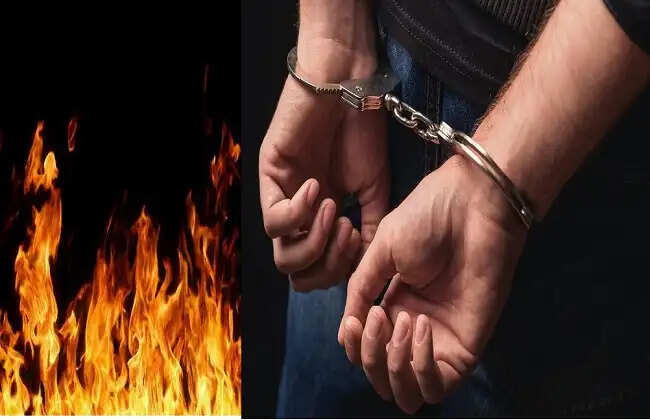 तिलजला अग्निकांड : फैक्ट्री मालिक समेत दो गिरफ्तार, दो की मौत और तीन घायल