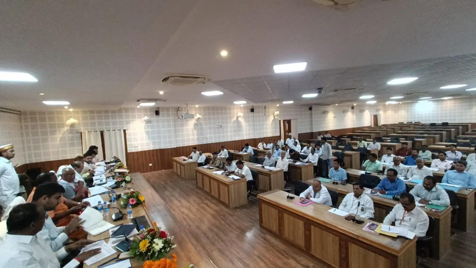 प्रश्न एवं संदर्भ समिति की बैठक में अधिकारियों से मांगा गया जवाब, विकास योजनाओं पर हुई गहन समीक्षा