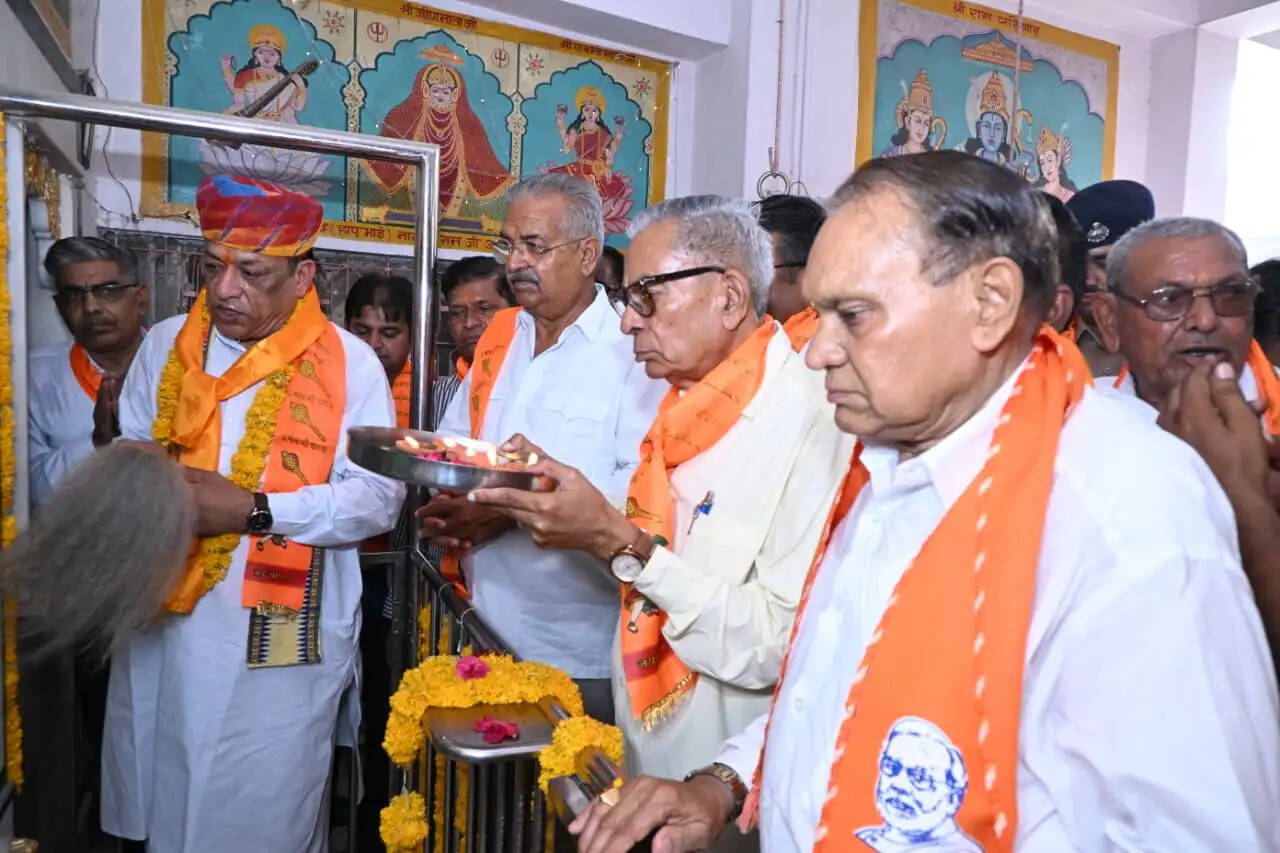 केंद्र सरकार के सफल 12 वर्ष पूरे होन पर देवस्थान मंत्री कुमावत ने भगवान शिव का किया अभिषेक