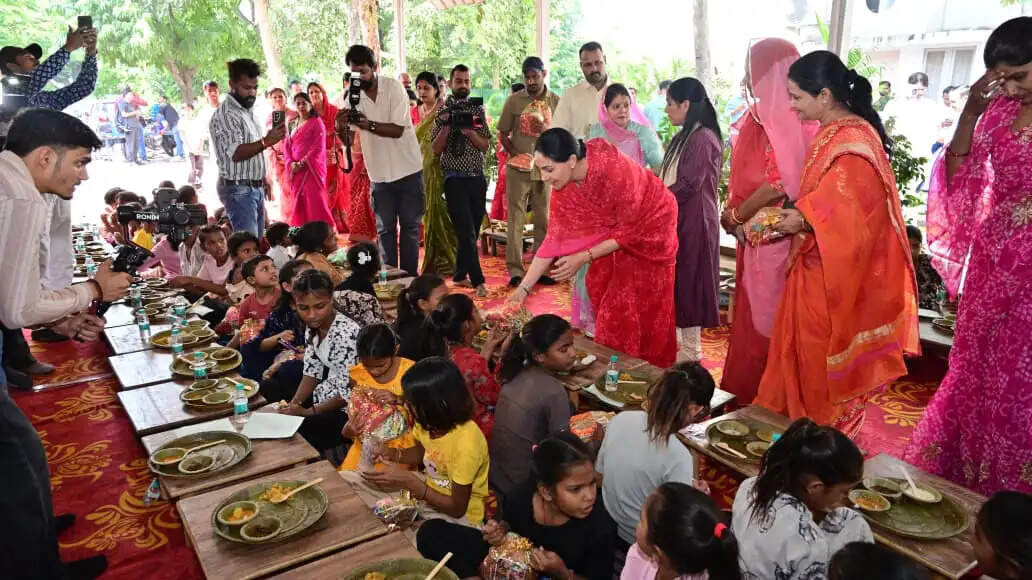 महानवमी पर कन्याओं का पूजन कर दीया कुमारी ने लिया आशीर्वाद