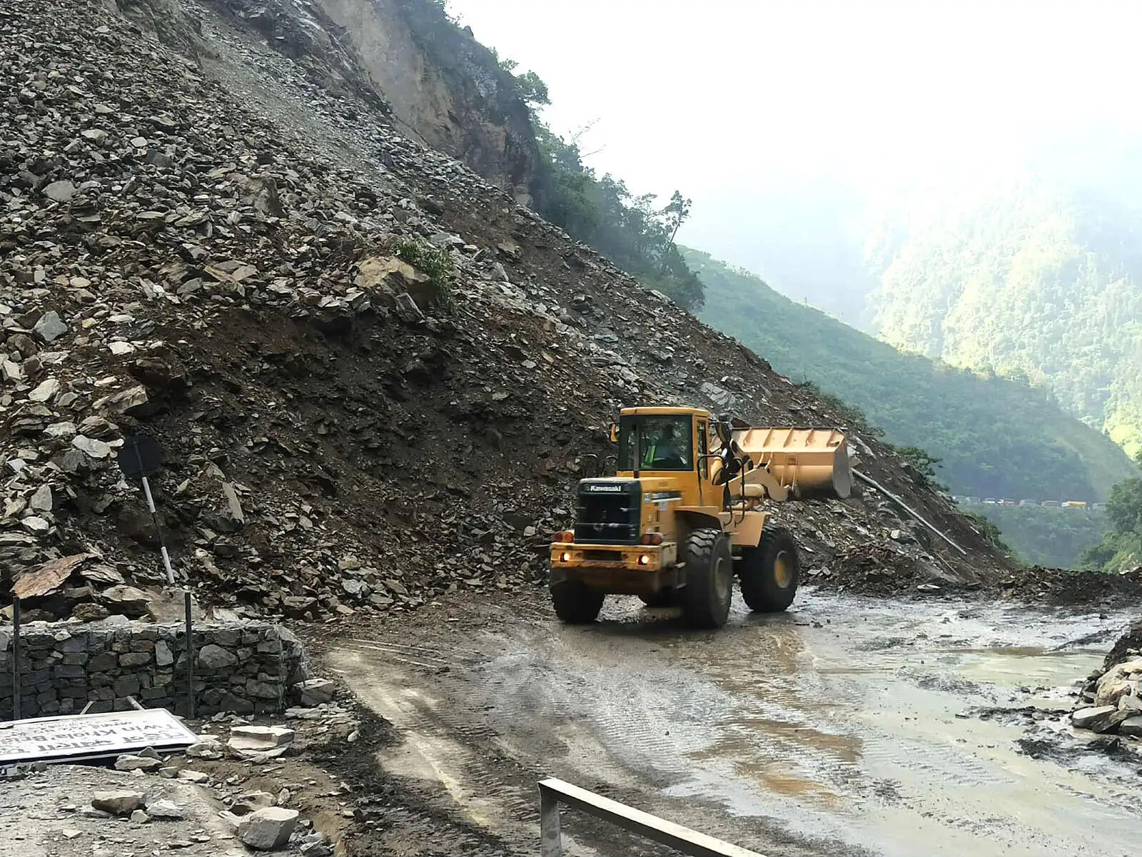 नेपाल में भारी बारिश से कई इलाकों में भूस्खलन, प्रमुख राजमार्गों पर यातायात प्रभावित