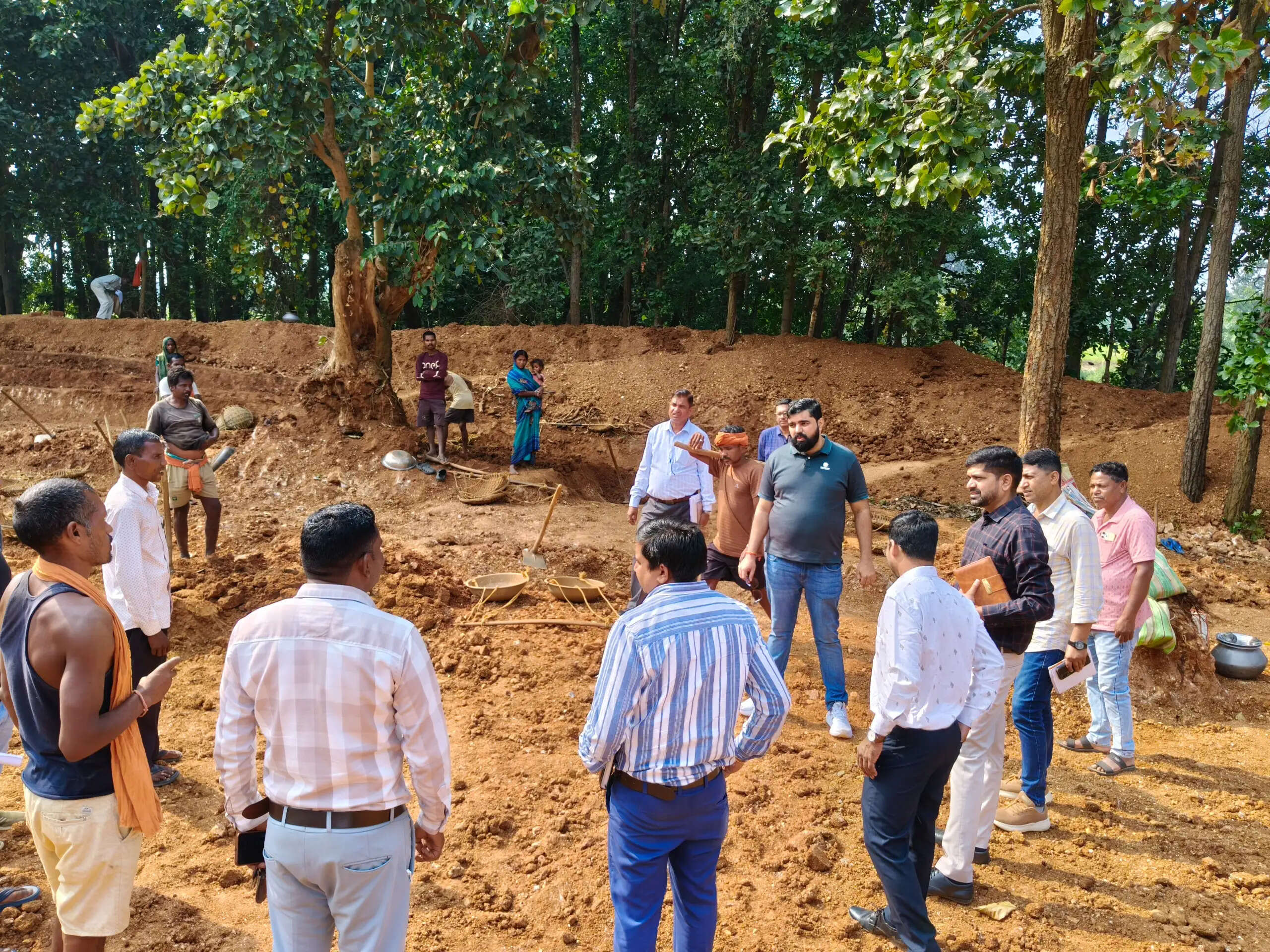 सीईओ ने पुलिया और तटबंध निर्माण की गुणवत्ता सुधारने के निर्देश, स्व-सहायता समूहों की आजीविका गतिविधियों का लिया जायजा