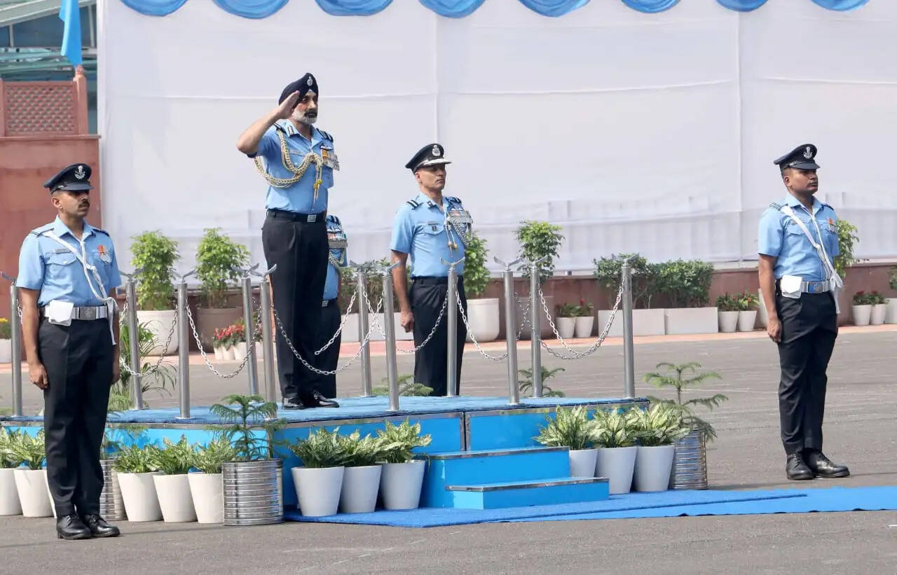 वायु सेना प्रमुख एयर चीफ मार्शल एपी सिंह 42 वर्षों के शानदार सैन्य सफर के बाद सेवानिवृत्त