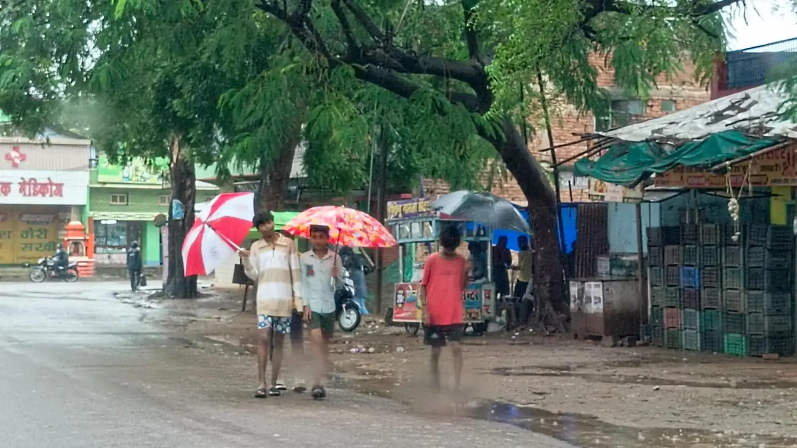 चक्रवाती तूफान ‘अर्नब’ का असर: लगातार बारिश से जनजीवन अस्त-व्यस्त, खेती-किसानी और बाजार प्रभावित