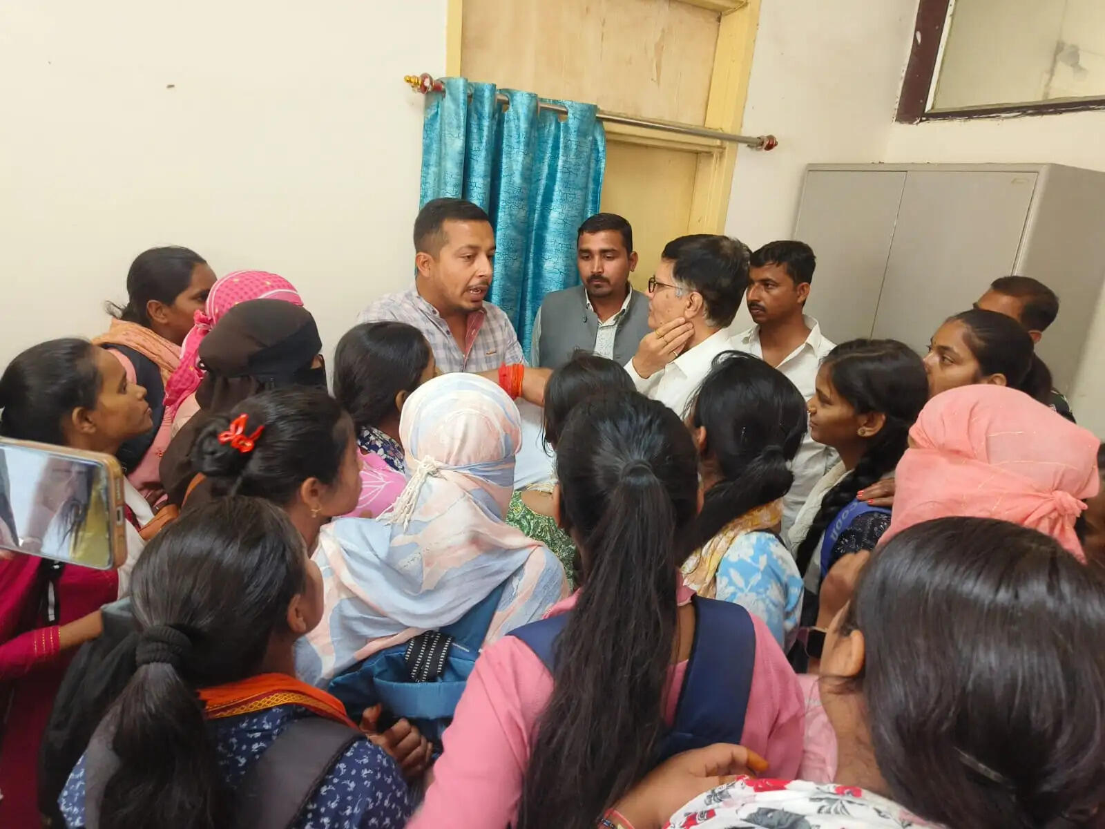 जयप्रकाश विश्वविद्यालय में परीक्षा परिणाम को लेकर छात्र संगठन ने किया हंगामा