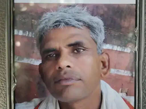 स्कूल बस ने हेडमास्टर को कुचला, मौके पर मौत, बच्चों में मची चीख-पुकार