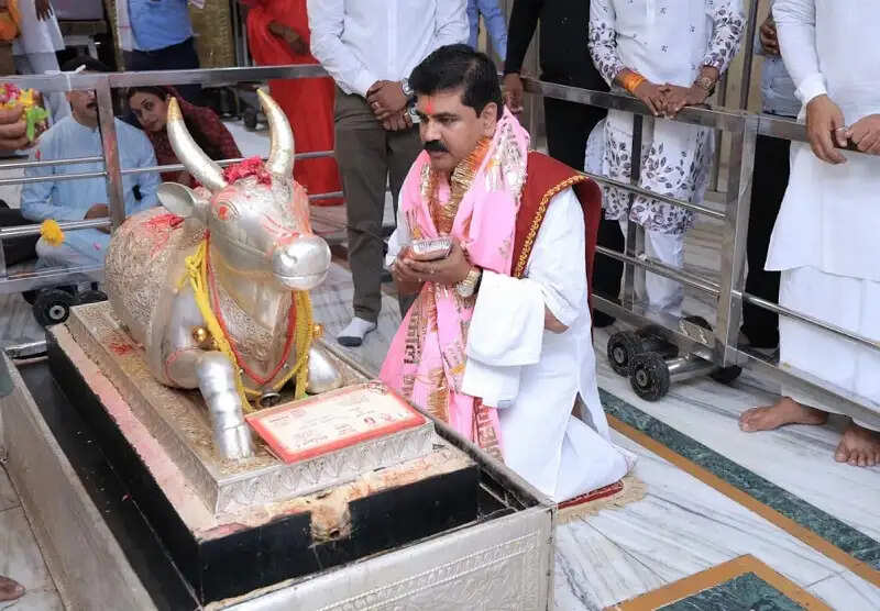 गुजराती गायिका किंजल और अभिनेत्री मोनल ने किए बाबा महाकाल के दर्शन, भस्म आरती में हुईं शामिल