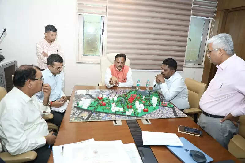 भविष्य की मांग अनुसार मेडिकल कॉलेजों व संबद्ध अस्पतालों के उन्नयन की योजना बनाएं: शुक्ल