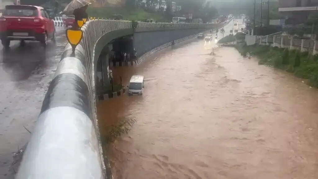 मूसलाधार बरसात के बाद एनएच 27 और 6 पर यातायात प्रभावित