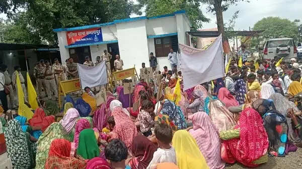 देवास:&nbsp;महिला की मौत की जांच में लापरवाही का आरोप, ग्रामीणों ने घेरा कमलापुर थाना, तख्तियां लेकर किया प्रदर्शन