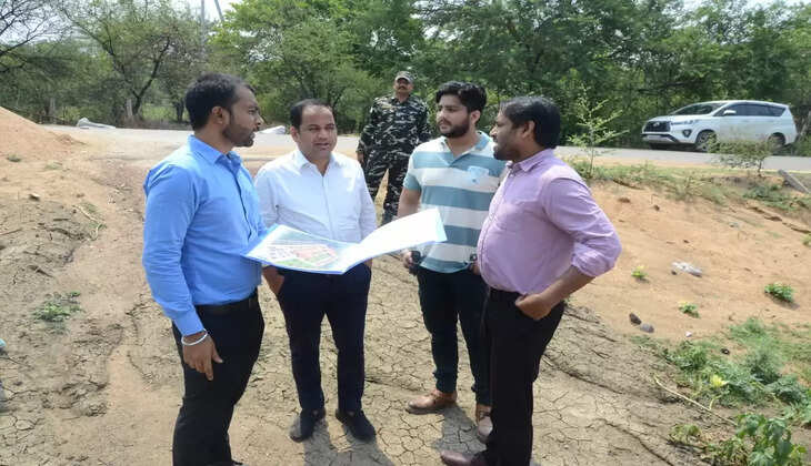 रायपुर : सोनडोंगरी में निर्माणाधीन डॉग सेल्टर का निरीक्षण करने पहुंचे कलेक्टर