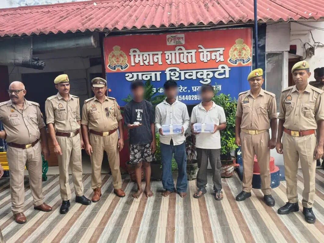 प्रयागराज : चेन लूटकांड में तीन आरोपित गिरफ्तार, तमंचे और बाइक बरामद