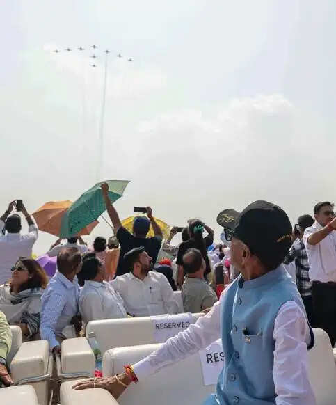 सूर्यकिरण एरोबैटिक टीम का पहली बार मेरठ के आसमान में हवाई करतब