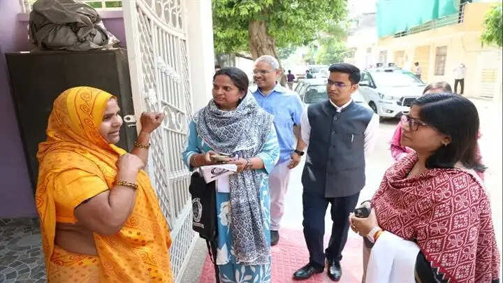 ग्वालियरः कलेक्टर ने विभिन्न बस्तियों में पहुंचकर किया जनगणना कार्य का निरीक्षण