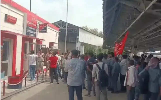 आगरा कैंट रेलवे स्टेशन पर स्टेशन मास्टर की पिटाई प्रकरण में आरोपित आरपीएफ जवानों के खिलाफ मुकदमा दर्ज, हो चुके हैं निलंबित