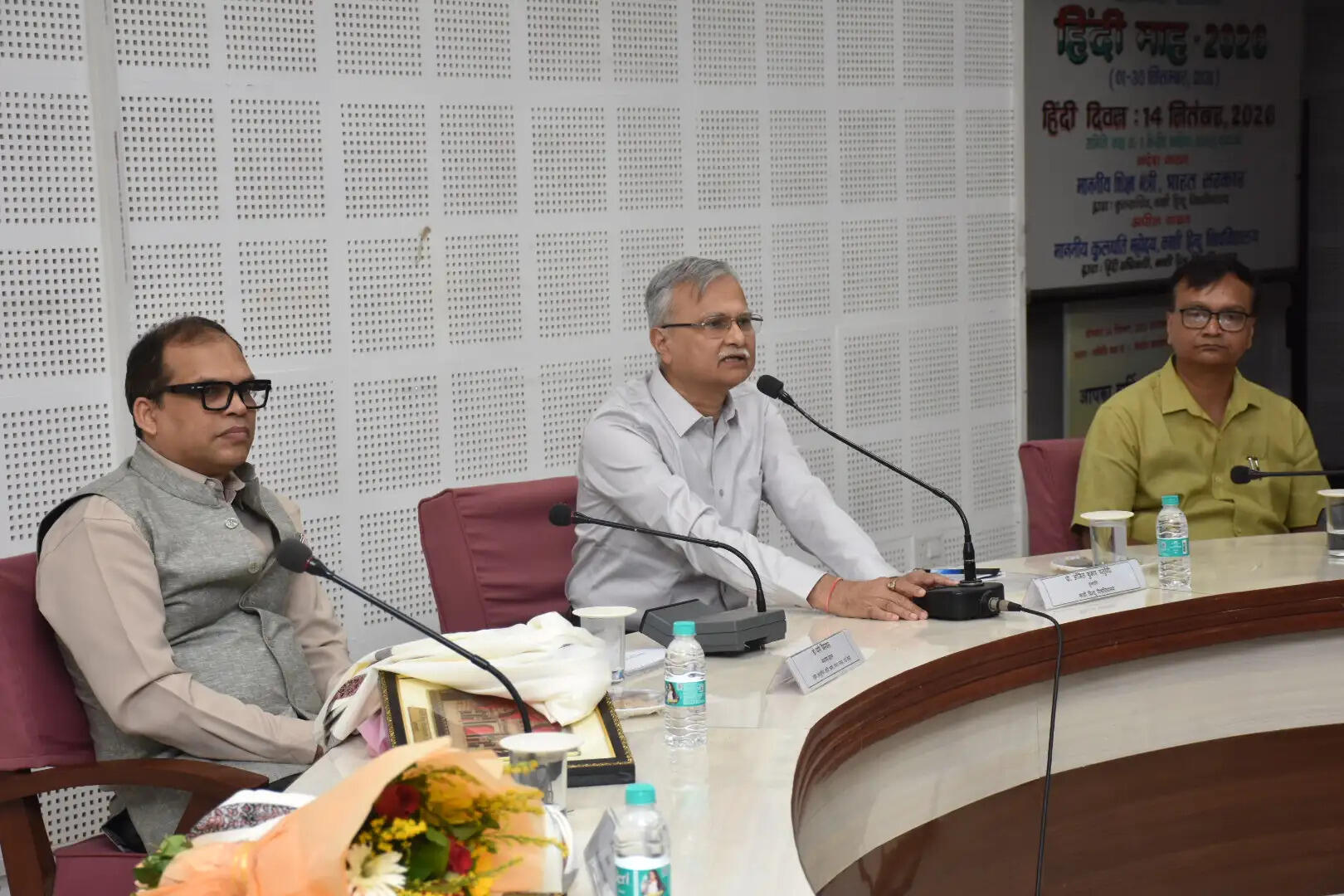 वाराणसी : राष्ट्रीय अनुसूचित जाति आयोग के सदस्य ने बीएचयू में छात्रों से किया संवाद, कुलपति संग की बैठक
