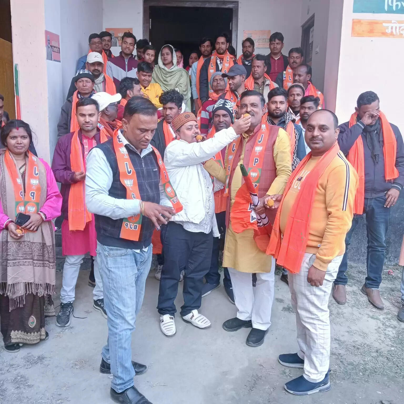 नितिन नवीन के राष्ट्रीय अध्यक्ष बनने पर भाजपा कार्यकर्ताओं ने बांटी मिठाईयां