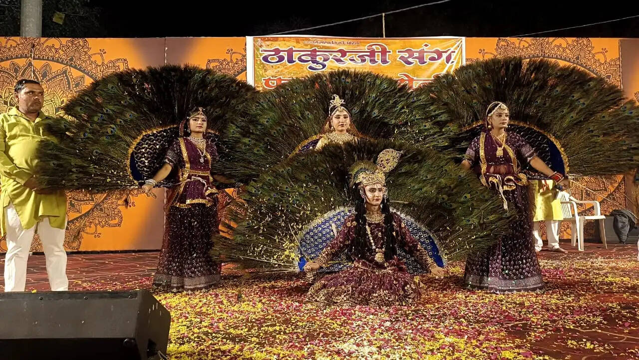 बीकानेर में लक्ष्मीनाथ मंदिर में बृज होली की धमाल :&nbsp;मयूर नृत्य ने मन मोहा