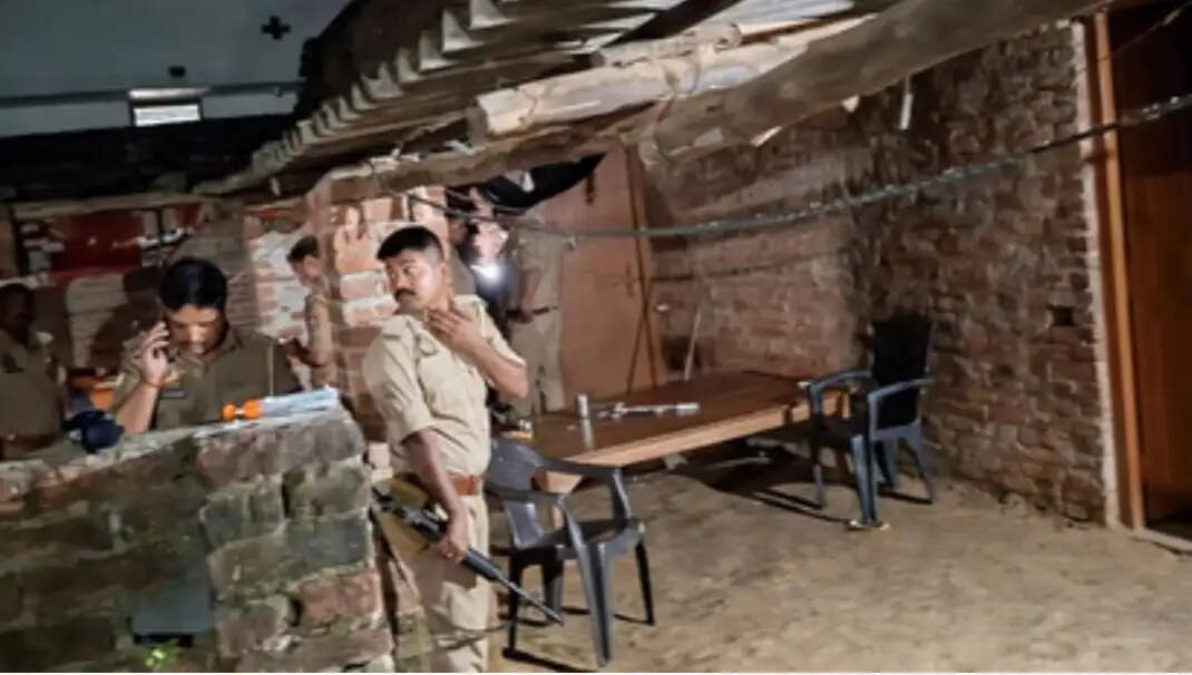 उप्र के आजमगढ़ में पत्नी-बेटे और दो पुजारियों को मारने वाला आरोपित मुठभेड़ में ढेर