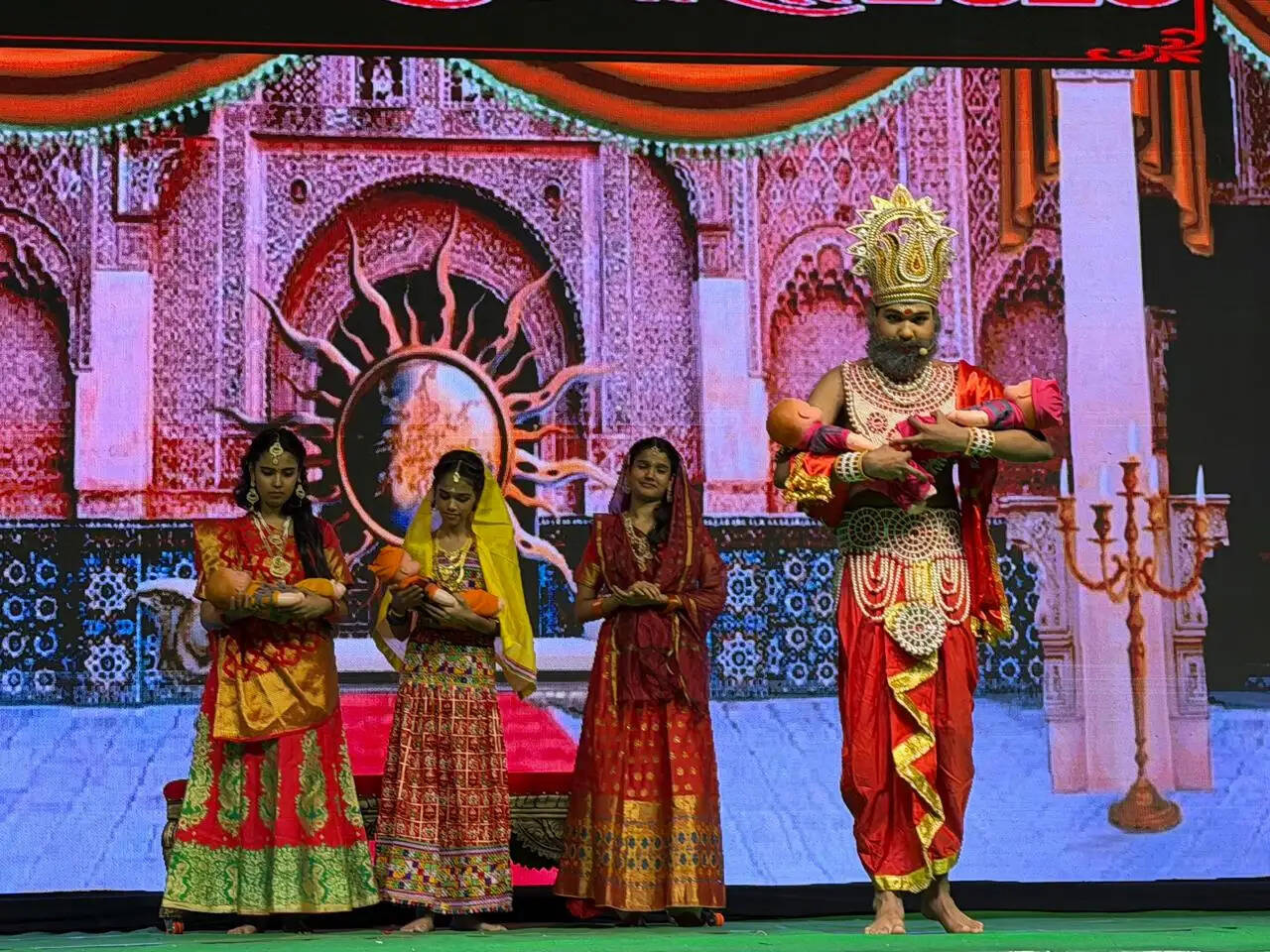 मुख्यमंत्री योगी आदित्यनाथ की पहल से दिल्ली में सजी फिल्मी सितारों की रामलीला, पहली बार बाल कलाकारों ने किया संपूर्ण रामायण का मंचन
