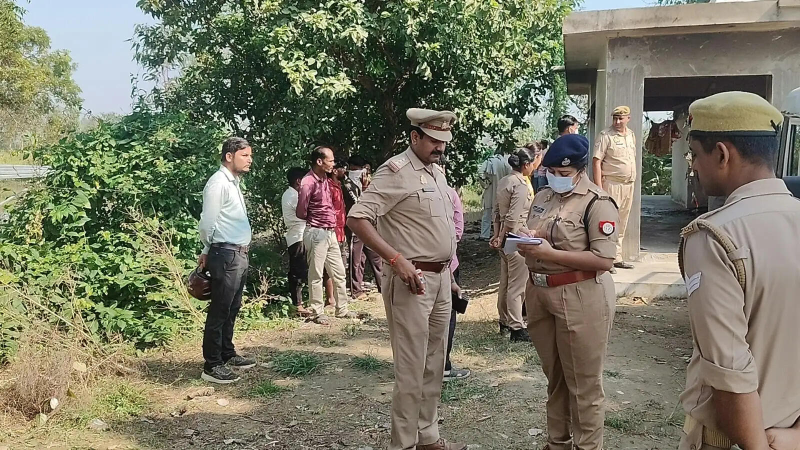 शाहजहांपुर में दो साधुओं की हत्या, मंदिर में जले मिले शव