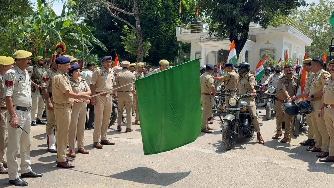 जम्मू के एसएसपी ने डीपीएल से तिरंगा बाइक रैली को दिखाई हरी झंडी