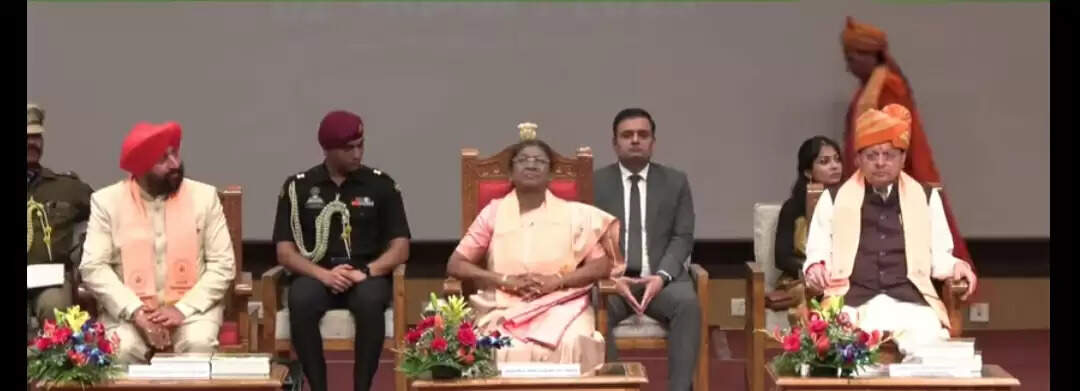 शिक्षित बेटियां आंतरिक शक्ति और प्रतिभा से भारत-माता का बढ़ाएंगी गौरव: राष्ट्रपति