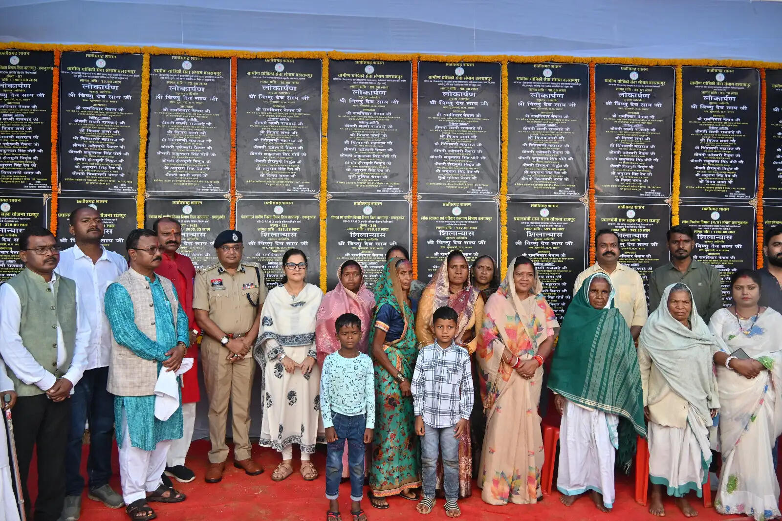 बलरामपुर के चिरई गांव में स्थापित हुई पूर्व केंद्रीय मंत्री लरंग साय की प्रतिमा, मुख्यमंत्री ने की तीन घोषणाएं
