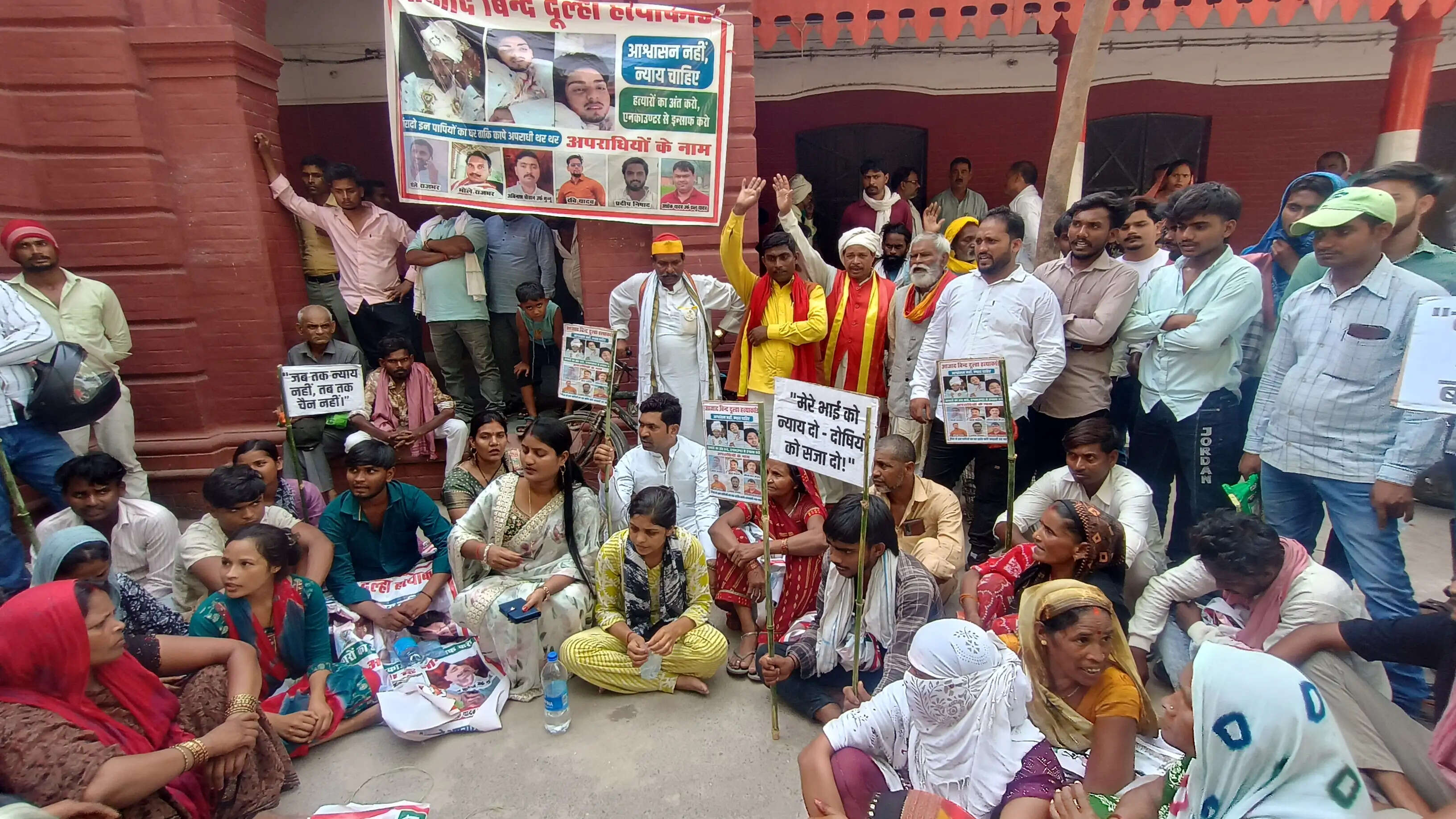 इंसाफ की मांग को लेकर सड़क पर उतरा परिवार, पुलिस पर आरोपियों को बचाने का आरोप