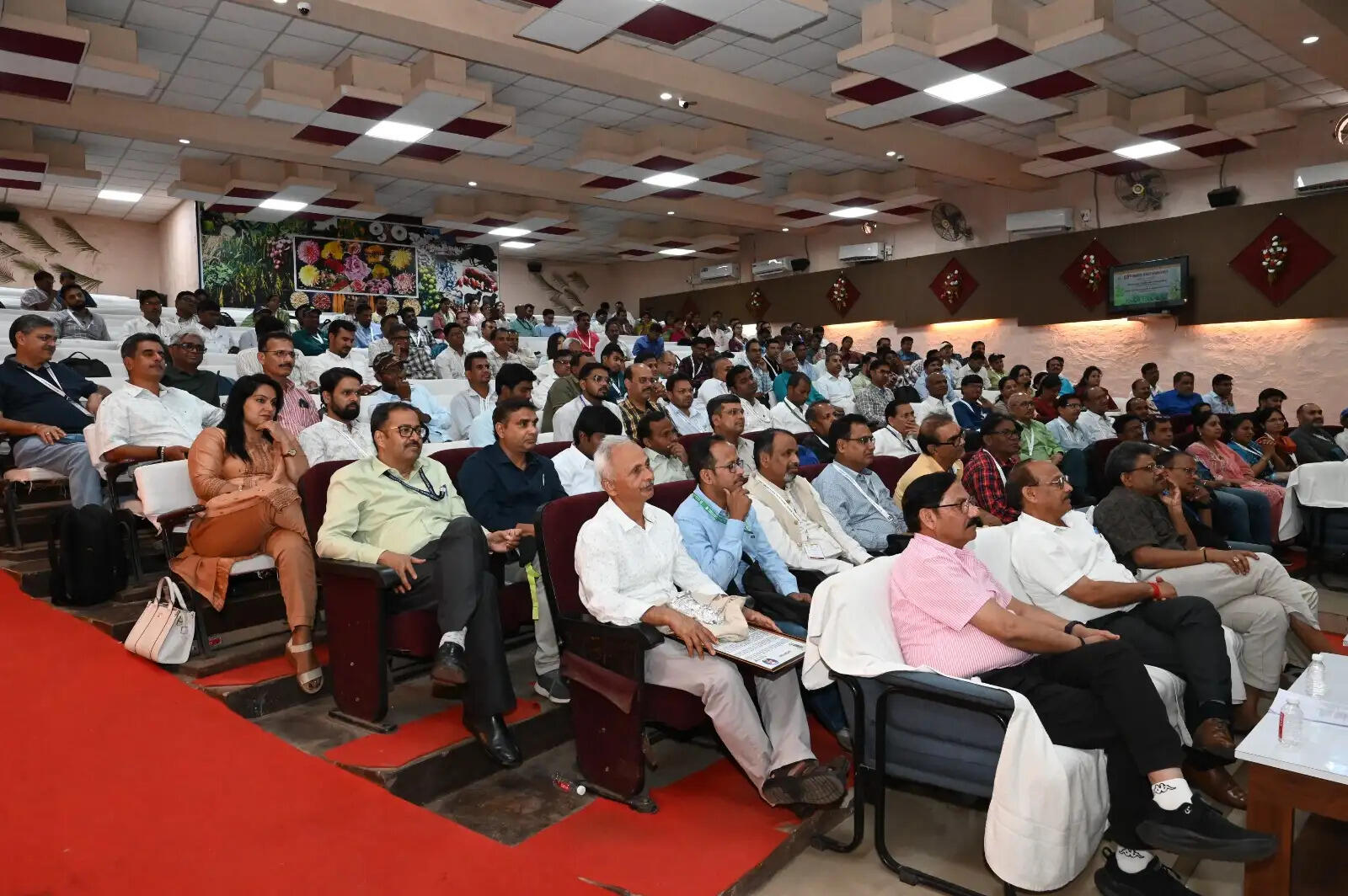 जलवायु सहिष्णु उच्च गुणवत्ता वाले हाइब्रिड प्रभेदों के विकास पर शोध बढ़ाने की जरूरत : कुलपति