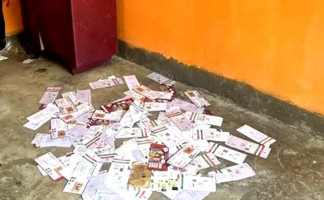 तृणमूल कार्यालय से बड़ी संख्या में आधार कार्ड बरामद, स्थानीय लोगों ने उठाए सवाल