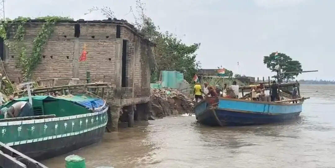 सबौर के इंग्लिश गाँव में गंगा का तांडव, रात भर में नदी में समाए आधा दर्जन आशियाने