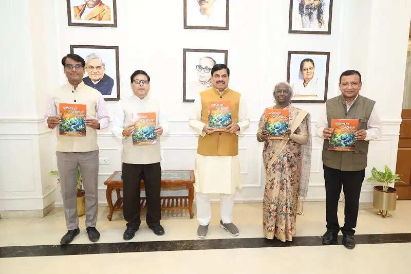 मप्रः मुख्यमंत्री डॉ. यादव ने किया पर्यावरण एवं सतत् विकास पुस्तिका का विमोचन