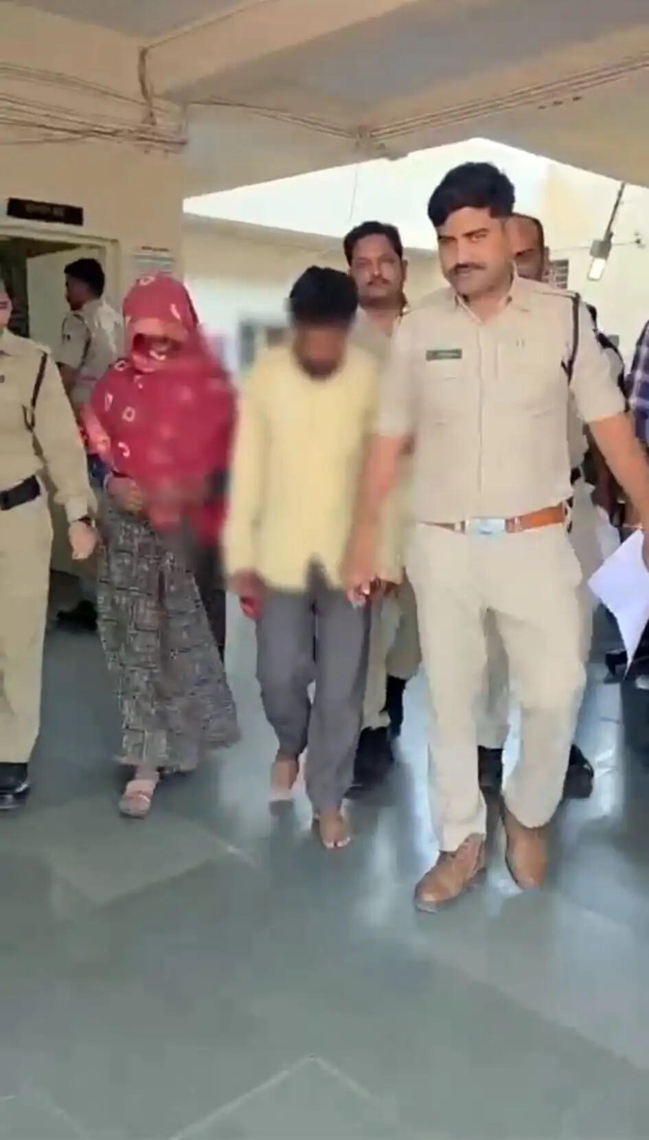 नकली सोने की ईंट दिखाकर 5 लाख ठगे, झाबुआ से पकड़ा दंपति को