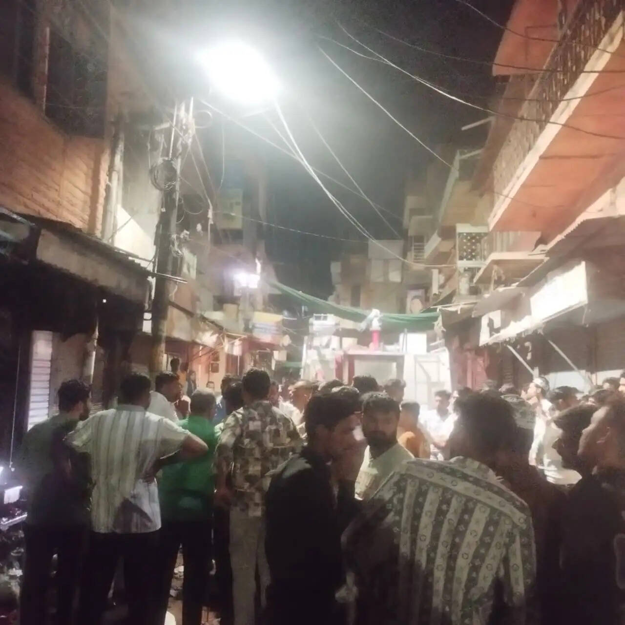 तडक़े सवा तीन बजे घासमंडी में टोपियों की दुकान में लगी आग : जनहानि होने से बची