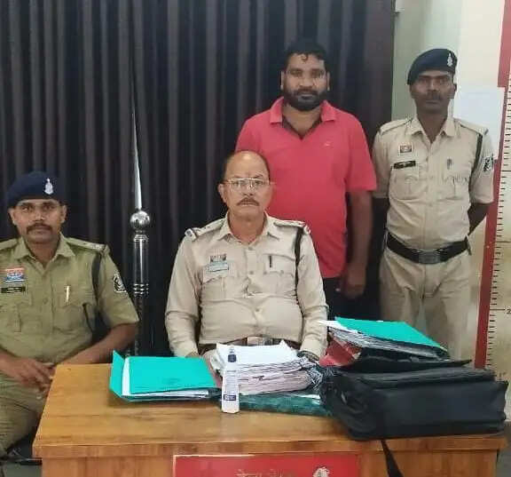 जांजगीर : शहर में छिपकर रह रहा जिला बदर बदमाश गिरफ्तार